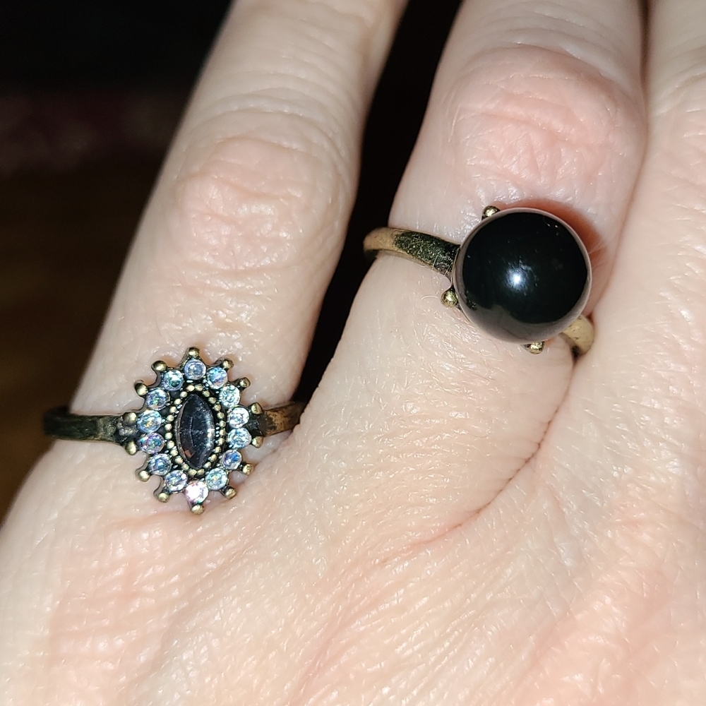 Lot of 2 Fashion Jewelry Rings Resin Brass-tone Finish, Black Faux Pearl Bead - Picture 2 of 6